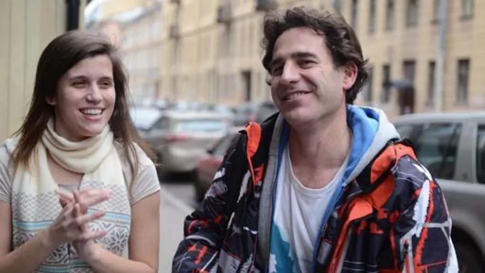 FELICES. Camila Speziale y Hernán Pérez Orsi, tras ser liberados en Rusia. TÉLAM