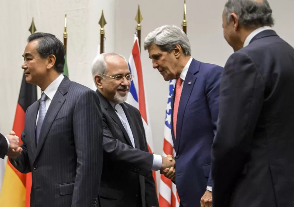 TRATO HECHO. El canciller iraní Mohammad Javad Zarif estrecha la mano del secretario de Estado norteamericano, John Kerry. TéLAM
