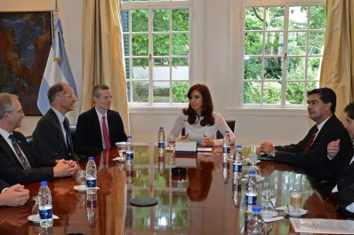 Cristina abandonó totalmente el luto y se reunió con empresarios