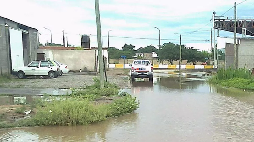 PRECAUCIONES. La tormenta del lunes dejó daños y barrios inundados en la capital santiagueña. FOTO TOMADA DE ELLIBERAL.COM