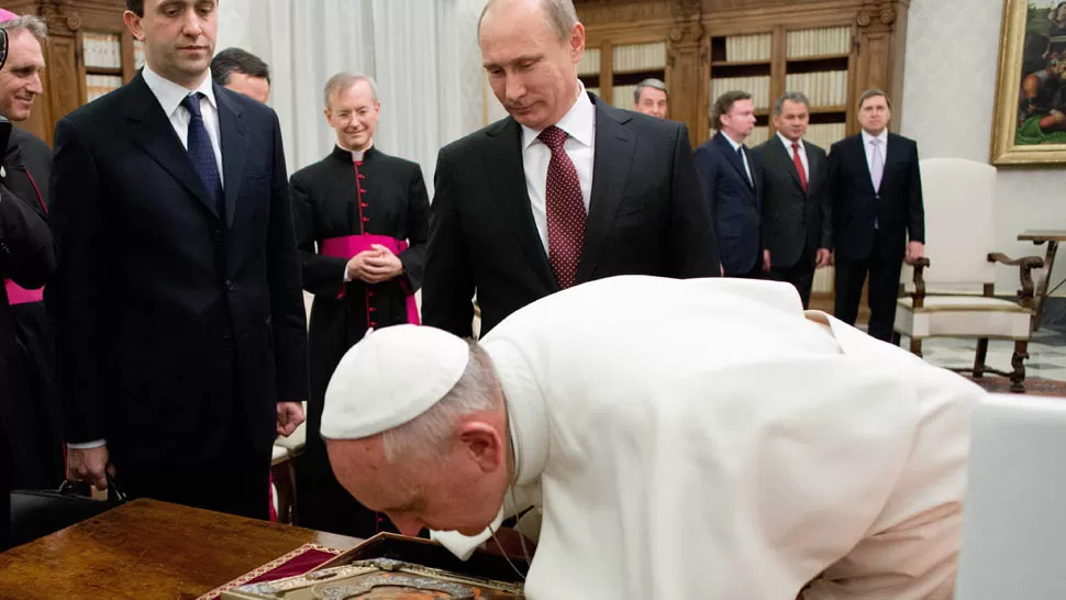 VISITA. El Papa recibe un regalo de Putin; el presidente de Rusia llegó ayer al Vaticano. REUTERS