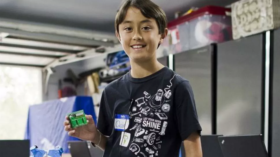 SABIO. Con 13 años, Quin Etnyre dicta sus talleres de Arduino en el MIT y tiene su propia empresa, Qtechknow. IMAGEN TOMADA DE LA NACION.COM.AR