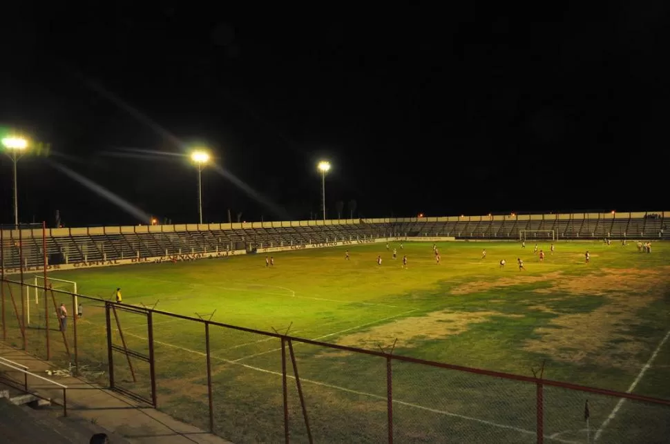 UNA FIESTA. Los jugadores de las divisiones inferiores quedaron enloquecidos con el sistema de iluminación del estadio. 
