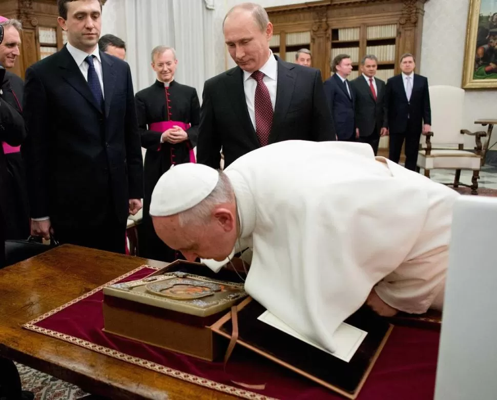ENCUENTRO. El Papa observa un regalo que le obsequió Putin. REUTERS