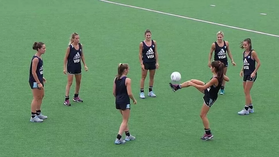 MUEVEN LA BOCHA. Las chicas argentinas demostraron que entienden con una pelota de fútbol. LA GACETA / JOSE INESTA