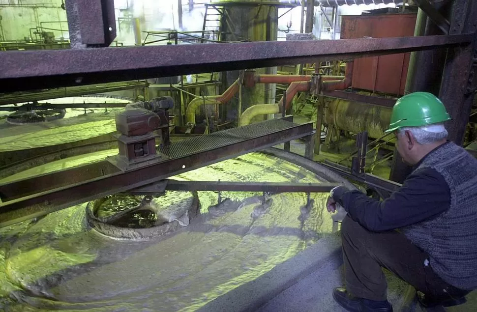 PRINCIPAL PRODUCCIÓN TUCUMANA. Un operario del ingenio La Florida realiza un seguimiento del proceso de elaboración del azúcar. LA GACETA / FOTO DE HECTOR PERALTA (ARCHIVO)