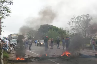Empleados rurales realizan al menos 30 cortes de ruta en toda la provincia