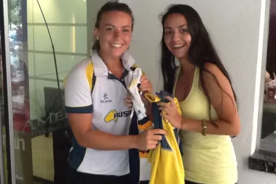Una tucumana intercambió su camiseta con una australiana