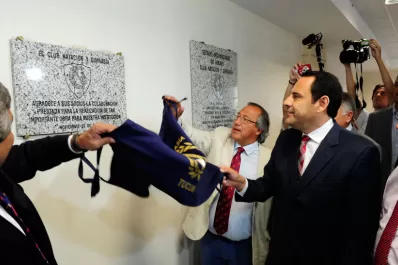 Amado inauguró la cancha de hockey y le bajó el pulgar a la de fútbol