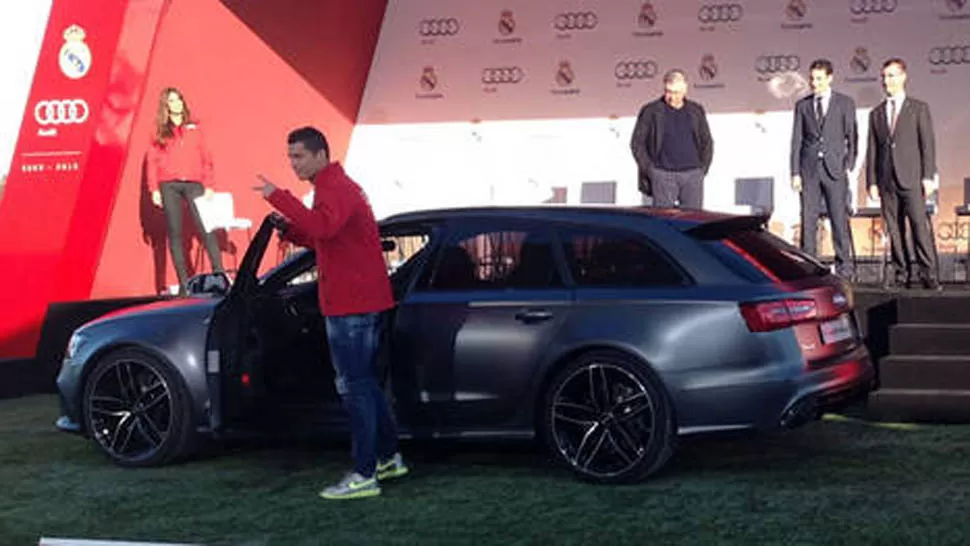 JUGADORES SIN CRISIS. Cristiano Ronaldo y su nuevo auto. FOTO TOMADA DE MARCA.COM