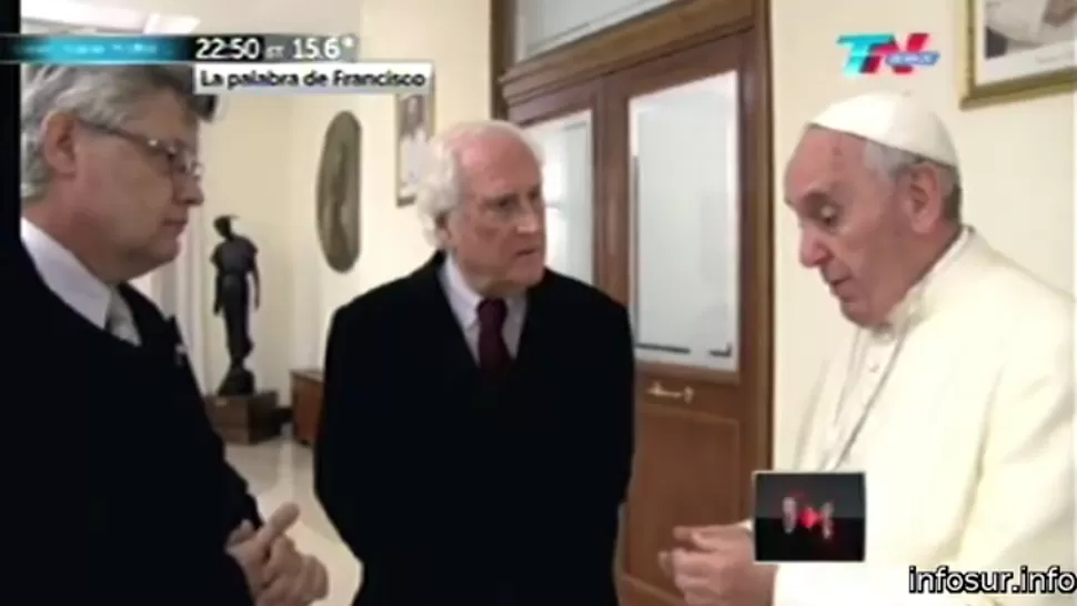 EN SANTA MARTA. Gómez (izquierda) dialoga con el Papa junto a Solanas. CAPTURA DE VIDEO