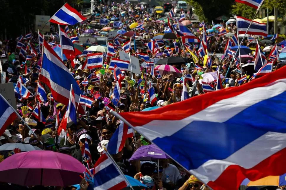 CLIMA DE AGITACIÓN POPULAR. Una gigantesca caravana de opositores marcha por las calles de Bangkok.  REUTERS