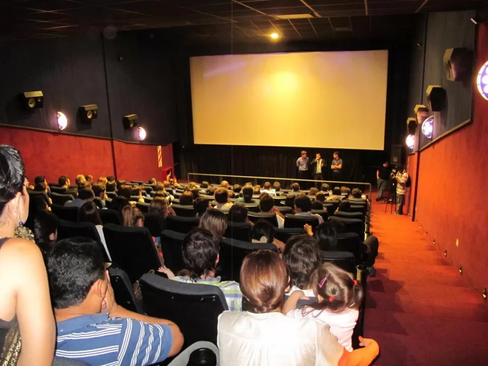 APERTURA. Una gran cantidad de público colmó la sala 1 del complejo Cines del Solar, en Yerba Buena. PRENSA CORTALA