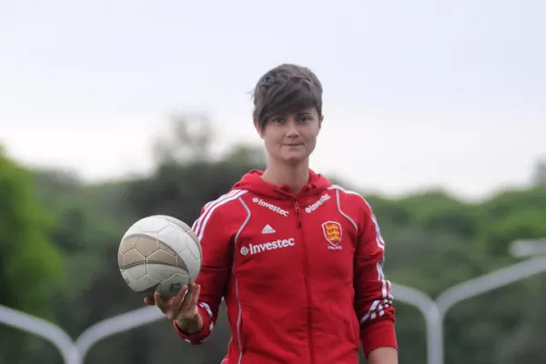 Sally Walton, entre el fútbol y el hockey