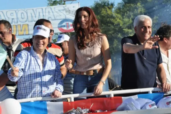 Con caravanas y actos cerraron la campaña los candidatos a gobernador en Santiago