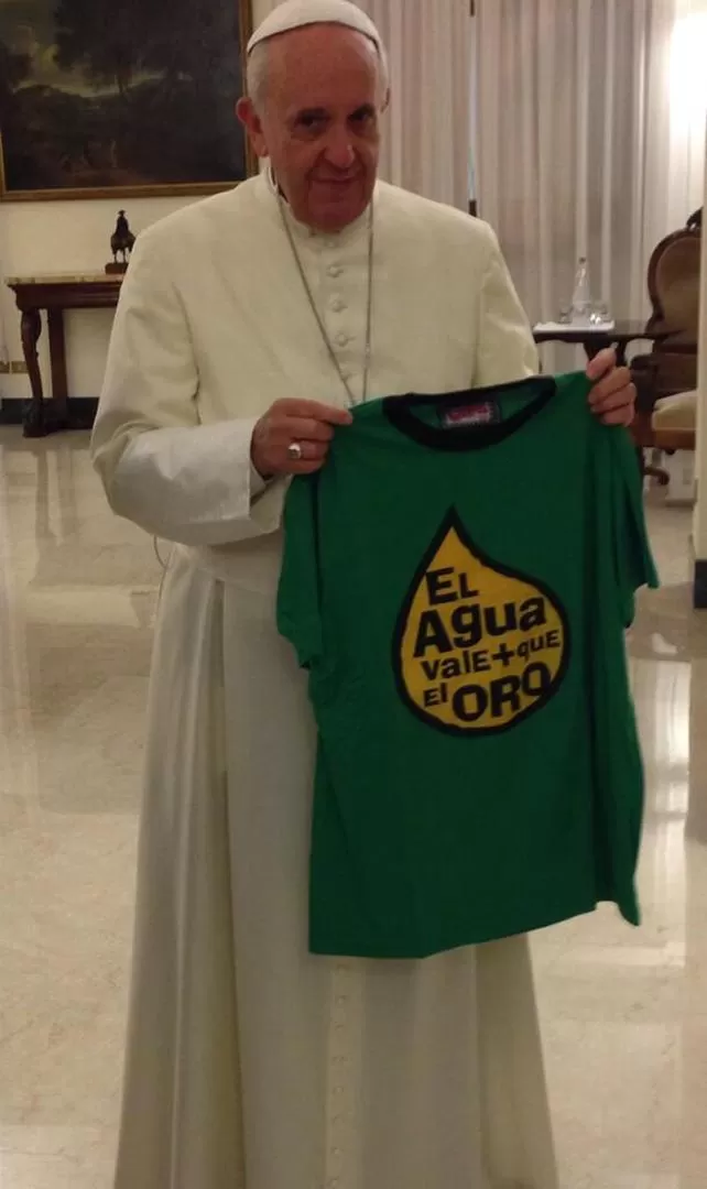 PARA LA FOTO. Francisco muestra la camiseta que le dio el fiscal. FOTO DE @FISCALFEDERAL / TWITTER