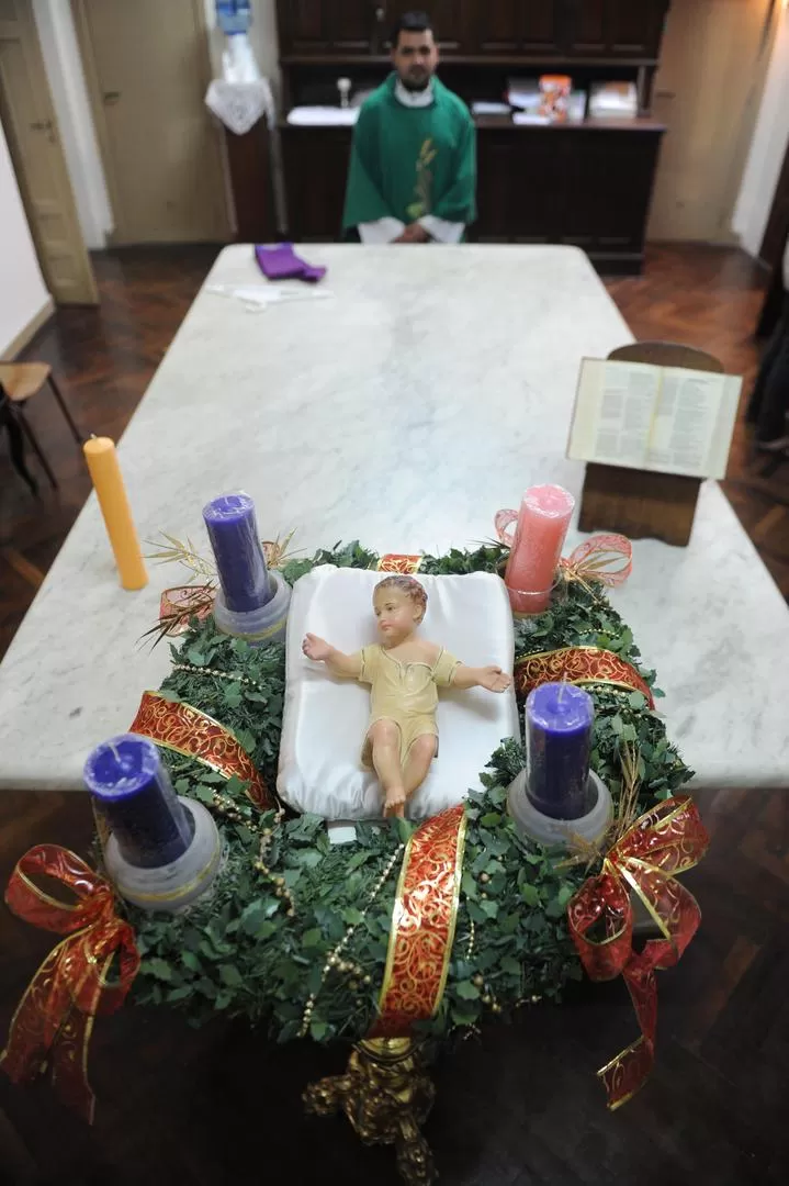 LA CORONA DE LA MERCED. Entre las tres velas moradas y la rosa  hay un Niño Dios en el centro. LA GACETA / FOTO DE FRANCO VERA 