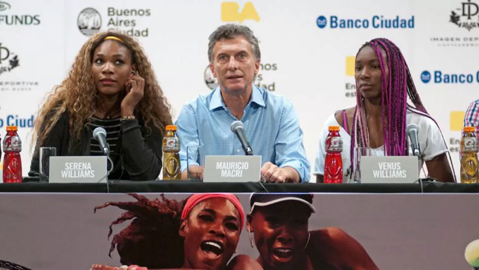 EN BUENOS AIRES. Serena y Venus Williams, junto a Maurcio Macri. FOTO TOMADA DE INFOBAE.COM