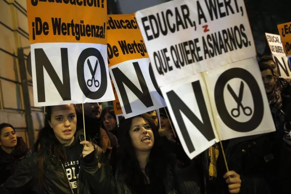 RECHAZO. Profesores, estudiantes y la oposición protestan en Madrid. REUTERS