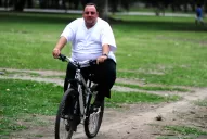 El sobrepeso lo llevó a subirse a la bicicleta y desde entonces no se bajó nunca más