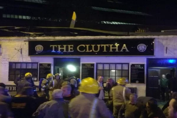 Un helicóptero cayó sobre un pub: ocho muertos en Glasgow