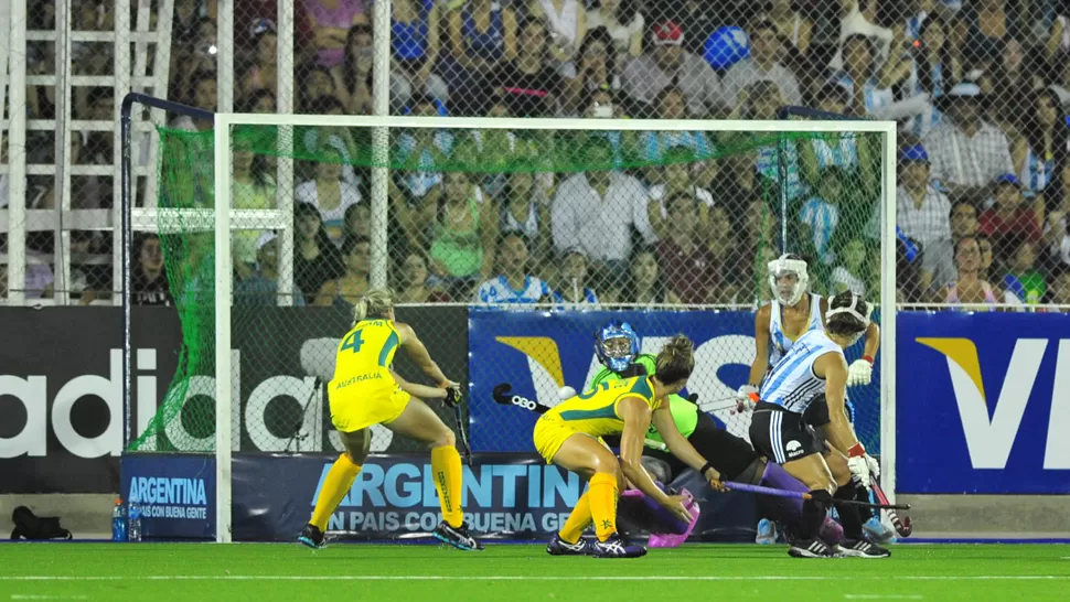 PUNTOS REPARTIDOS. Argentina careció de peso ofensivo ante las australianas. LA GACETA / FOTO DE DIEGO ARÁOZ