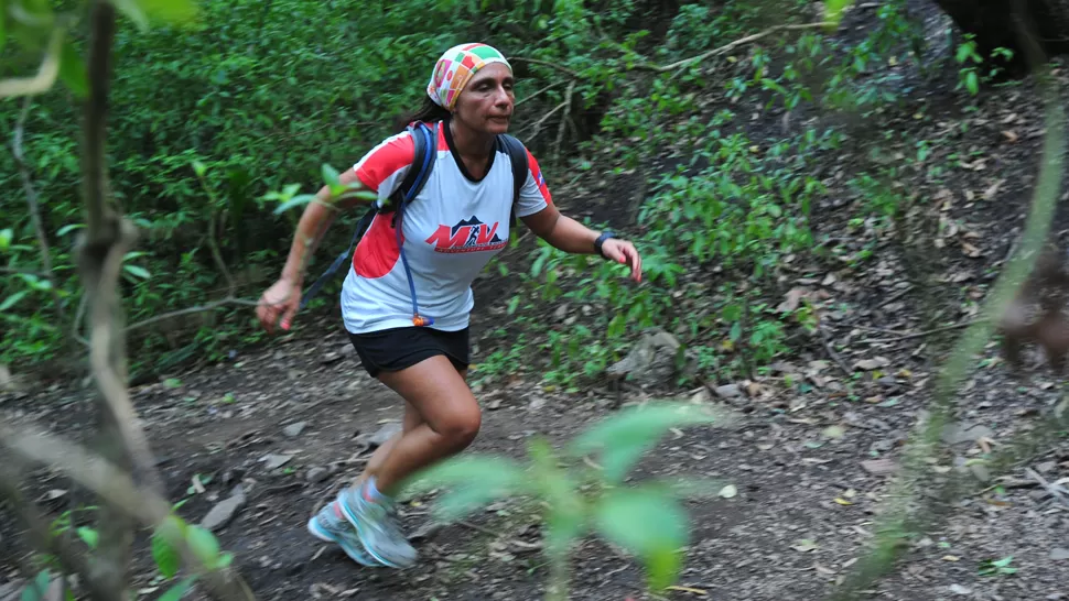 RODEADA POR LA NATURALEZA. Claudia corre por una de las sendas del cerro San Javier. LA GACETA / FOTO DE FRANCO VERA 