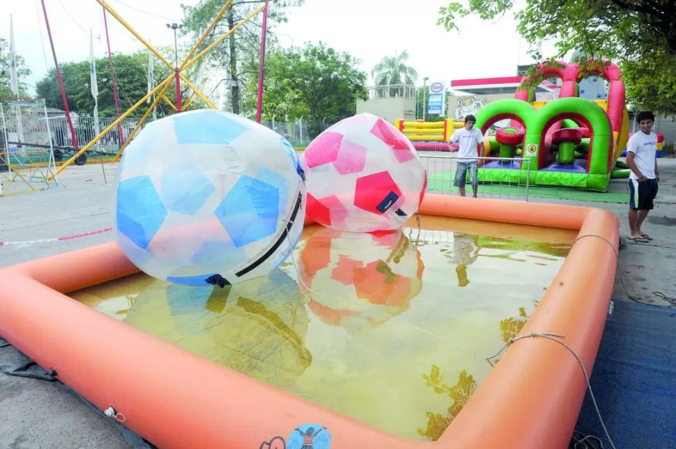 PELOTAS GIGANTES. El gran atractivo: los chicos entran dentro de las pelotas y flotan sobre el agua. LA GACETA / FOTO DE ANTONIO FERRONI