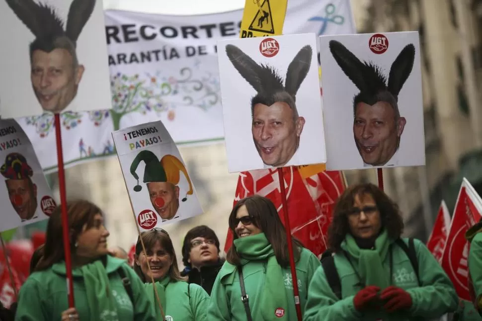MADRID. Manifestantes con pancartas con la imagen del ministro Wert. REUTERS