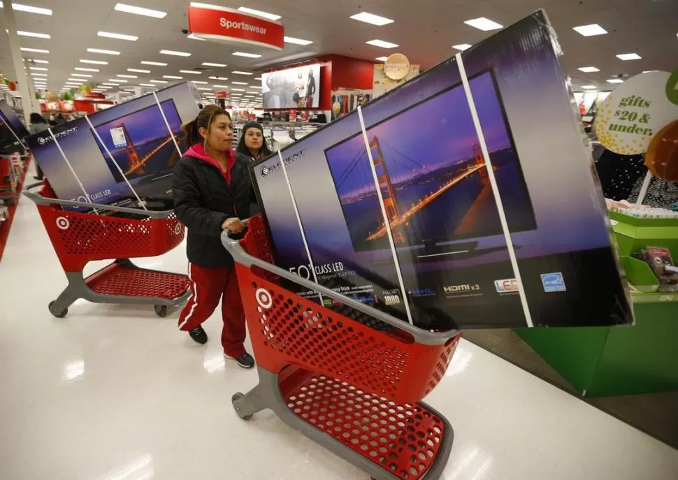 EN CHICAGO. Algunos negocios llegaron a ofrecer televisores de 50 pulgadas a U$S 229 ($ 2.280 a valor blue).  REUTERS