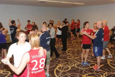 Las inglesas disfrutaron de una clase de tango