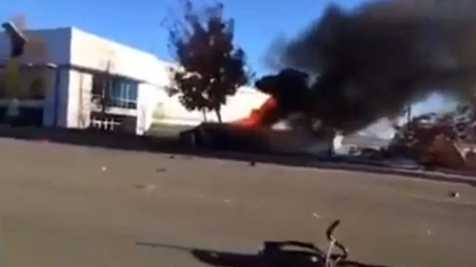 EN LLAMAS. El Porsche es consumido por el fuego después del brutal accidente. CAPTURA DE VIDEO