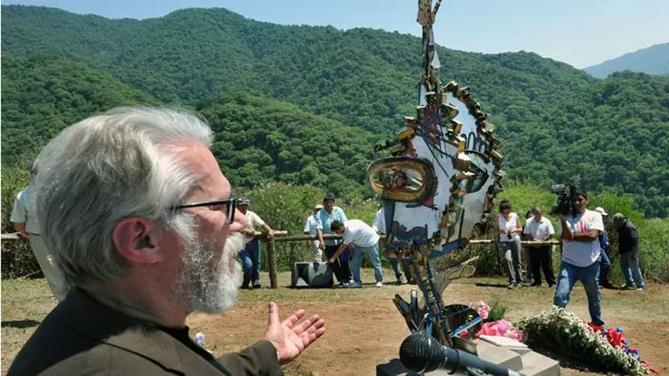 HOMENAJE. El padre de Cassandre Bouvier inauguró en la Quebrada de San Lorenzo el monumento Los Ángeles de Salta. FOTO DE AGENCIA AFP