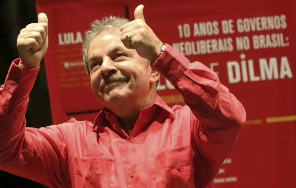 EL ELEGIDO. Lula es aclamado por los brasileños por las mejoras sociales que logró para la población. REUTERS 