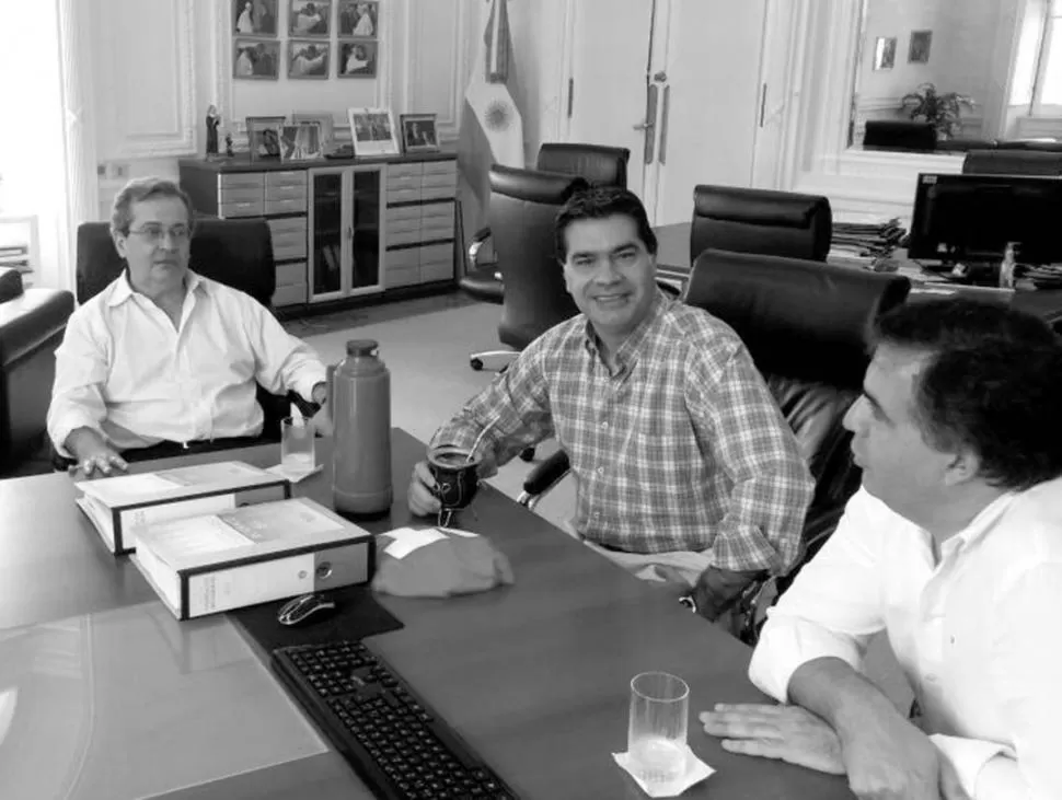 REUNIÓN DE DOMINGO. Cantero, Capitanich y Barbieri en Casa de Gobierno TWITTER.COM/JMCAPITANICH