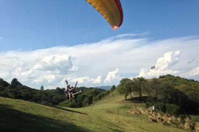 Periodistas de todo el país visitaron San Javier y algunos se tiraron en parapente