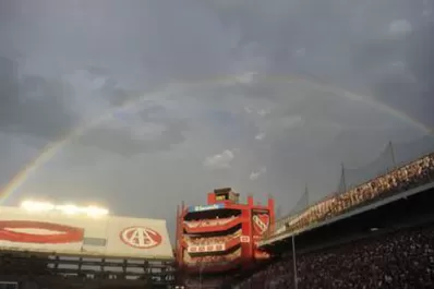 Un arco iris doble adornó el estadio de Independiente