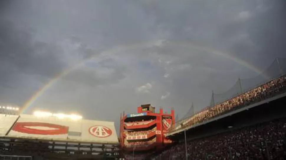 POSTAL. El arco iris en el cielo del estadio de Independiente. FOTO TOMADA DE CLARIN.COM