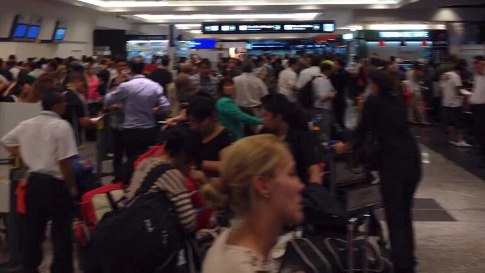 CAOS. La incertidumbre y el malestar colmó a cientos de pasajeros en Aeroparque. FOTO TOMADA DE TWITTER / @GABRIELZUBIM