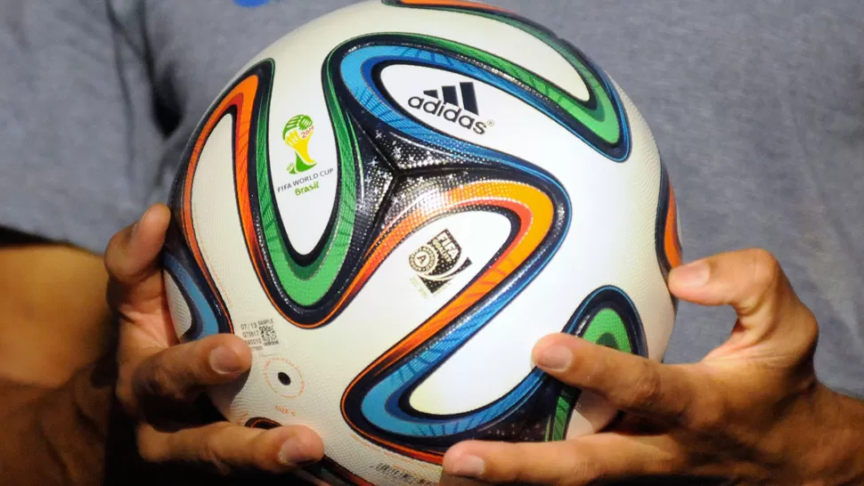 COLORIDA. Así luce la pelota con la que Messi intentará guiar a la Argentina a la Copa del Mundo. REUTERS