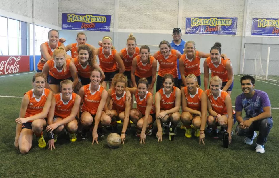 Arriba: el equipo de Holanda junto al dueño de la cancha de fútbol 5. 