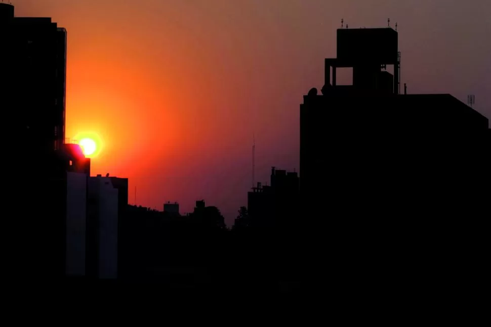 PROMESA DE AGOBIO. El sol ardiente se levanta entre los edificios y anuncia un día brutal. LA GACETA / FOTO DE JORGE OLMOS SGROSSO
