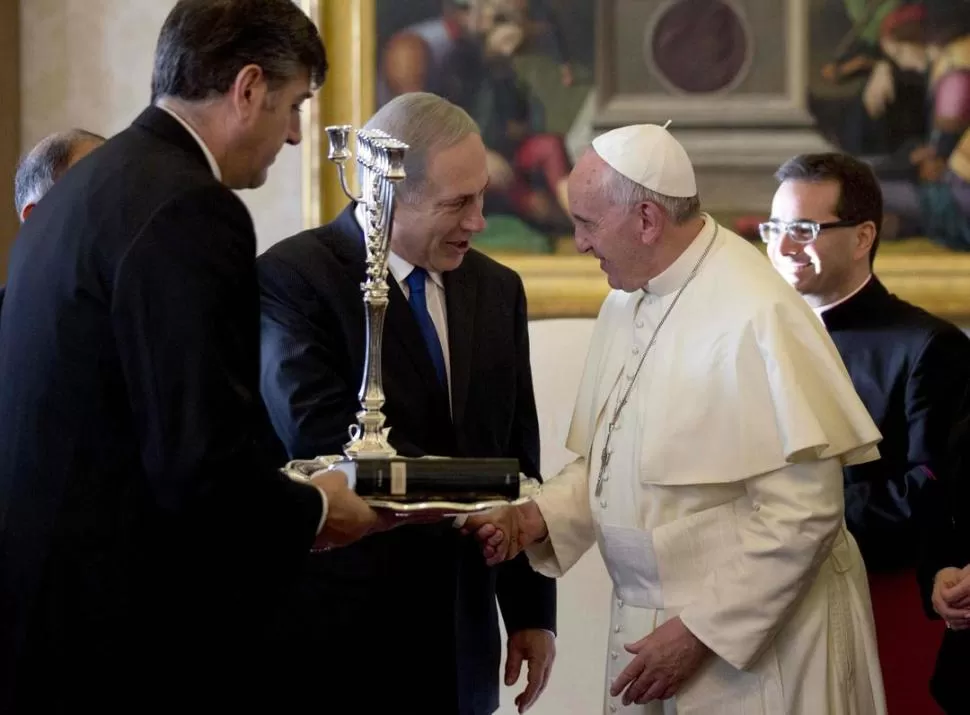 ENCUENTRO. El premier israelí saluda al Papa Francisco, en el Vaticano. REUTERS