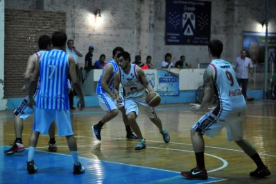 Los favoritos sacaron ventaja en ambas llaves