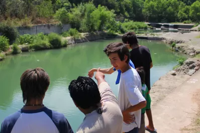 El cuerpo de un adolescente apareció flotando en el río Muerto