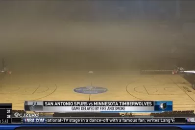 Humo y evacuación en el estadio donde debía jugar San Antonio Spurs