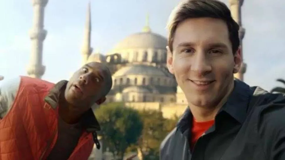 GRACIOSOS. Messi y Bryant se divierten mucho en el video. FOTO TOMADA ELSENSACIONAL.COM
