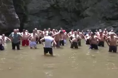 Video: Agentes policiales se animaron al aquagym