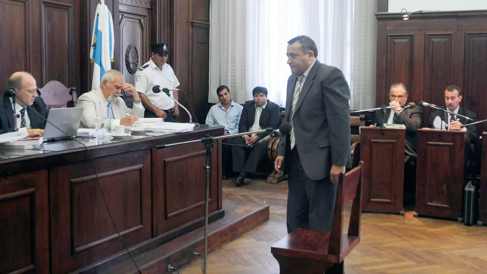 EN EL BANQUILLO. El ex comisario Enrique García se sienta frente a los jueces para defenderse de la acusación de haber falseado actas públicas. LA GACETA / FOTOS DE ANTONIO FERRONI