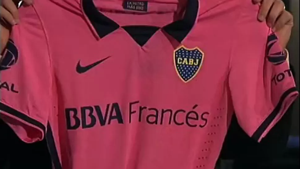 NUEVOS TIEMPOS. Parte de la hinchada de Boca se opone a la camiseta rosa. FOTO TOMADA DE TELEFNOTICIAS.COM
